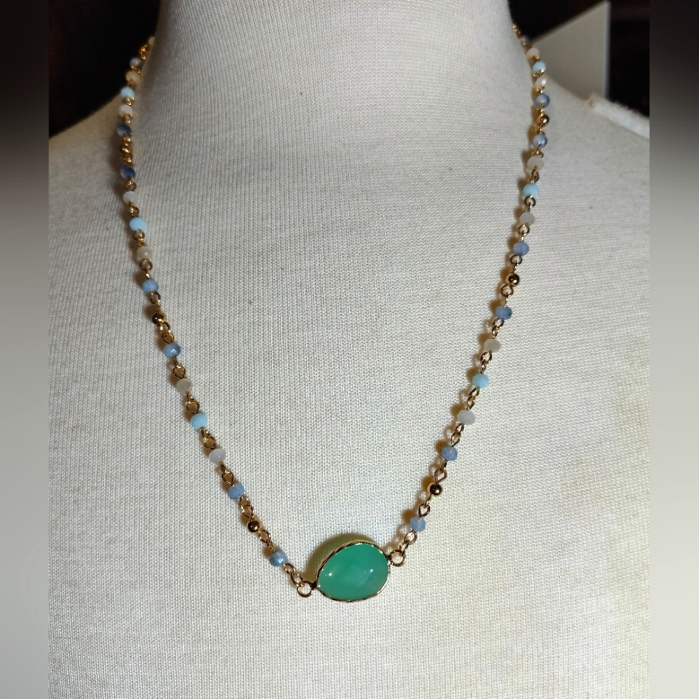 Elegant Gold and Green Beaded Necklace NWOT